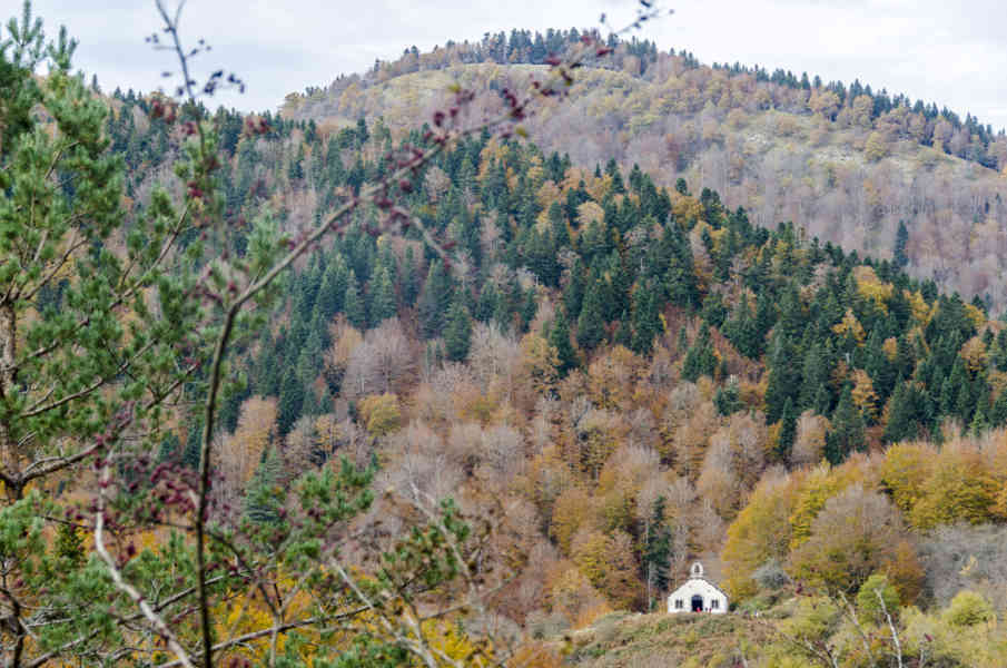 Comunidad Foral de Navarra 043 - Selva de Irati - ermita de Nuestra Señora de las Nieves.jpg